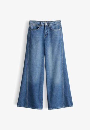 Lichtblauwe jeans met wijd uitlopende pijpen van denim, voorzien van een hoge taille, voorzakken en een nette afwerking met stiksel langs de naden.
