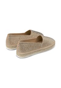 Espadrilles beige con un upper adornado con joyas, que presentan embellishments cristalinos, una punta redonda y una suela de yute trenzada.