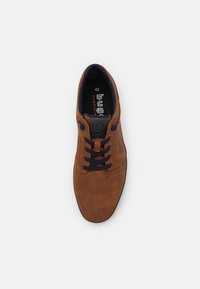 Braune Wildlederschuhe mit schwarzen Schnürsenkeln, durchbrochener Textur, runder Zehenform und Logodetail. Größe 42 innen im Schuh gedruckt.