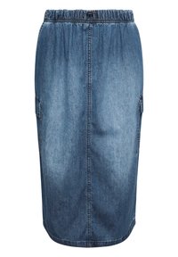Falda de mezclilla con cintura elástica, dos bolsillos laterales y corte recto. Presenta un lavado azul medio y una textura suave.