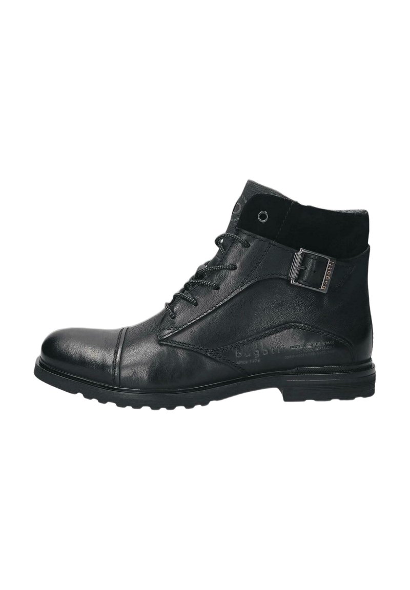 Botín negro de cuero hasta el tobillo con acentos de ante texturizado, detalles de cordones y hebilla, y suela de goma resistente. Presenta un diseño elegante.