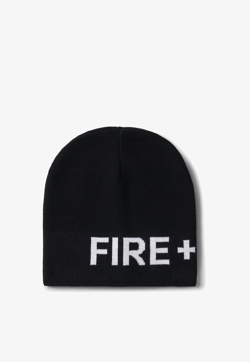 Černá pletená čepice s přiléhavým tvarem; na části manžety je výrazně umístěn bílý text "FIRE+". Hladký povrch.