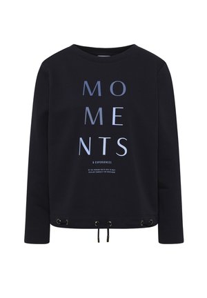 Mørkeblå sweatshirt med trykt tekst. Har rund halsudskæring, lange ærmer og en snor-i-bund med messingøjer. Blød stoftekstur.