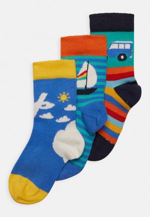 Três pares de meias: azuis com nuvens e um avião, verdes às riscas com um veleiro e navy às riscas com um design de furgão azul. Mistura de algodão.