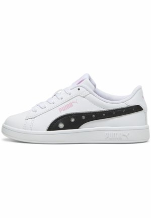 Weißer Sneaker mit einem glatten Leder-Obermaterial, schwarzen Akzenten mit silbernen Punkten, weißer Sohle und pinken Logodetails an der Seite und der Zunge.