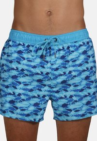 Shorts de bain avec une taille élastique bleu clair et un cordon de serrage. Le tissu présente un motif de diverses silhouettes de poissons bleus.