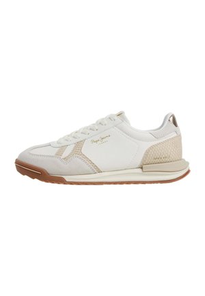 Witte en beige lage sneaker met gestructureerde zijpanelen, beige suède neus en lichtbruine zool, met het merk Pepe Jeans London op de zijkant.