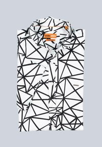 Weißes Hemd mit einem schwarzen geometrischen Muster, reguläre Passform, Kentkragen, verfügt über ein oranges Markenetikett und ein kleines Markenakzent.