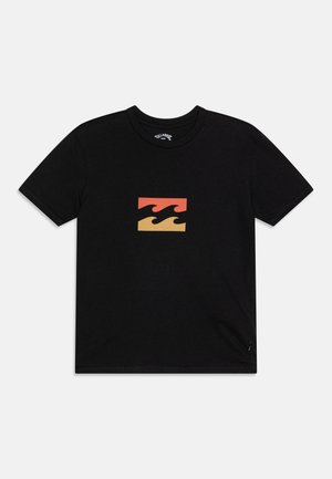 Czarna koszulka bawełniana z centralnym nadrukiem fal w kolorach czerwonym, pomarańczowym i żółtym, z okrągłym dekoltem i krótkimi rękawami.