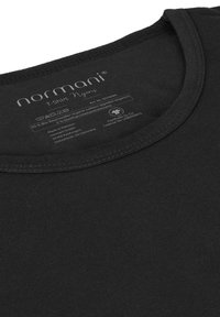 Schwarzes Baumwoll-T-Shirt mit Rundhalsausschnitt und flacher Naht. Das Etikett enthält den Markennamen 'normani', die Stoffzusammensetzung und Pflegehinweise.