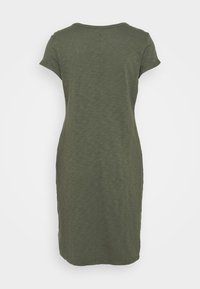 Robe vert olive longueur genou avec manches courtes et encolure ronde, vue de dos sur un fond blanc uni.