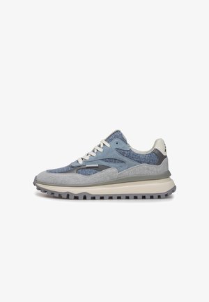 Sneakers med en blanding af lysegrå og denimblå materialer, med en tekstureret finish, polstret krave og en tyk gummisål.
