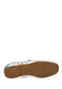 Stříbrné kožené baleríny s texturovaným povrchem, perforacemi v blízkosti špičky, flexibilní gumovou podrážkou a logem značky na spodní straně.