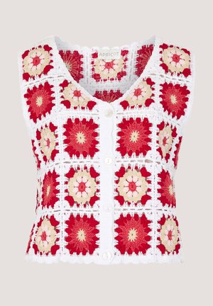 Gilet sans manches en crochet avec des motifs carrés floraux rouges, roses et beiges, et une fermeture à boutons blancs au centre.