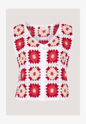 Mouwloze gehaakte vest met rode, roze en beige bloemen vierkante patronen en een witte knoopsluiting in het midden.