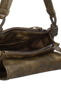 Borsa a mano in pelle verde oliva con superficie testurizzata, dotata di un comparto zip e dettaglio della tracolla intrecciata. L'interno presenta una morbida fodera in tessuto.
