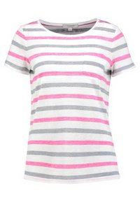 Camiseta de manga corta a rayas en blanco, con rayas horizontales en gris y rosa. Presenta un pequeño bolsillo en el pecho y un cuello redondo.