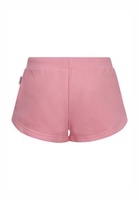 Pantaloni corti di cotone rosa con una texture liscia, orlo curvato e un piccolo dettaglio con ventilazione. Il design è semplice, senza hardware visibile.