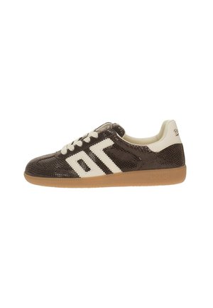 Zapatilla marrón texturizada con rayas blancas, cordones blancos, parche beige en el talón y suela de goma.