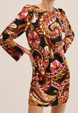 Langærmet skiftkjole i sort stof, med et farverigt blomster- og paisley-mønster i pink, rød, gul og hvid.