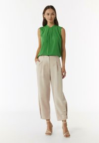 comma EXTENSIBLE DE COUPE BOULE À DÉTAIL BOUTONNÉ - Broek - beige