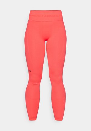 Ryškiai rožinės, prigludusios sportinės legging'os su aukštu juosmeniu. Turi juodą Under Armour logotipą apatinėje kojų dalyje ir tekstūrinius panelius.