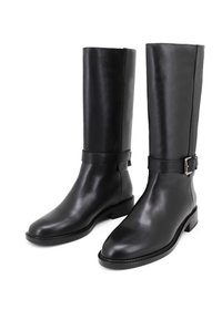 Stivali neri in pelle fino al ginocchio con finitura liscia, punta quadrata, fascia laterale e dettaglio con fibbia. Tacco piatto per stabilità.