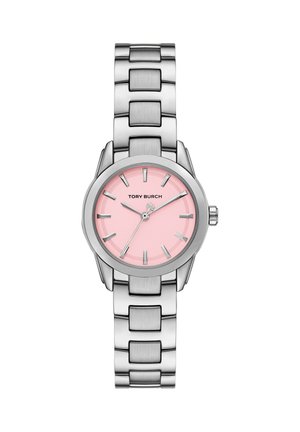 Zilverkleurig metalen armbandhorloge met een ronde roze wijzerplaat, zilveren uurmarkeringen, drie wijzers, en het "TORY BURCH"-logo onder 12 uur.