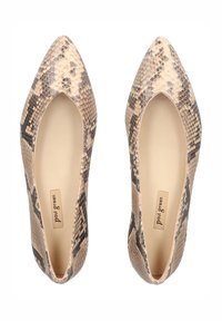 Bailarinas de punta estrecha con estampado de piel de serpiente, que presentan una superficie texturizada con tonalidades beige y marrón, y un interior beige con la marca.