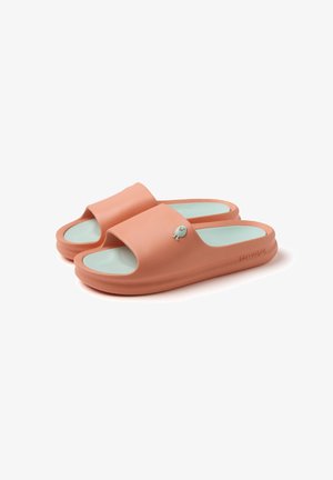 Chanclas de color melocotón con un material de goma suave, diseño de punta abierta, plantilla interior azul clara y un pequeño acento en forma de pájaro.
