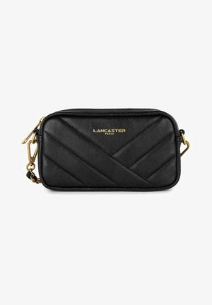 Zwarte leren compacte tas met een gequilt ontwerp, gouden hardware accenten en een merklogo op de voorkant. Beschikt over een afneembare schouderband.