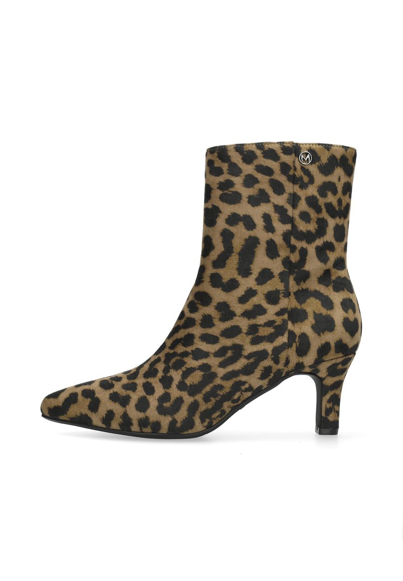 Botín de tobillo con estampado de leopardo, punta afilada y tacón apilado. Fabricado en suave ante con tonos negros y marrones, con un acento de marca.