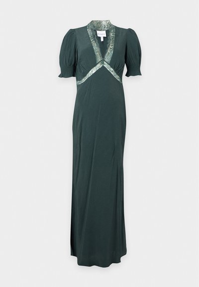 Robe longue vert foncé avec manches courtes bouffantes et bordure en dentelle autour du décolleté en V profond et sous la poitrine.