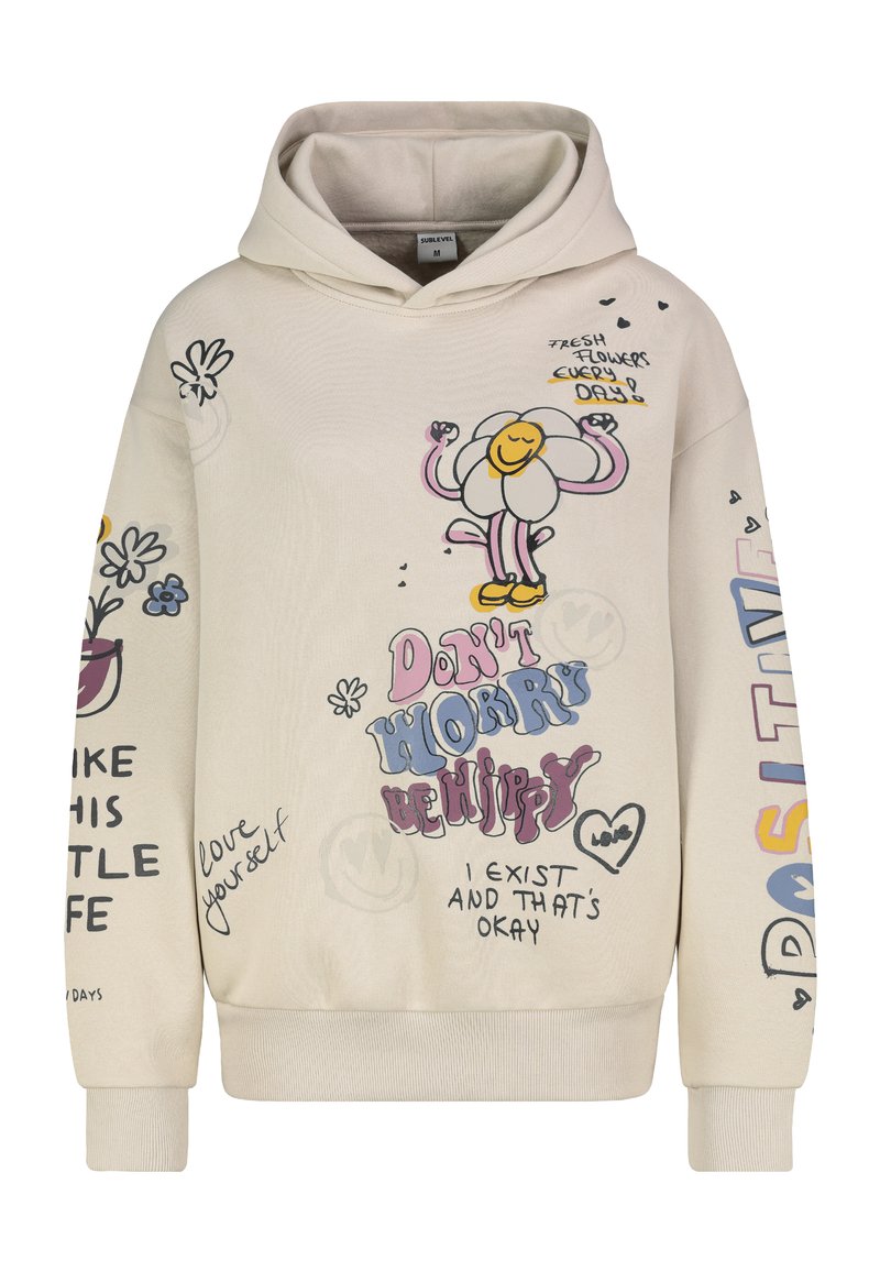 Beige Kapuzenpullover mit buntem Blüten-Comic, Phrasen wie "Mach dir keine Sorgen, sei hippie", "Lieb dich selbst" und "Positiv" auf den Ärmeln und der Vorderseite.