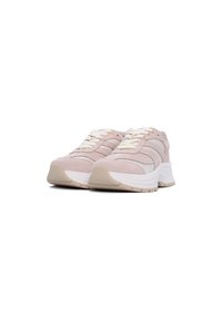 Sneakers rosa chiaro realizzati in suede e mesh, con suole bianche spesse, design testurizzato e lacci crema con occhielli dorati.