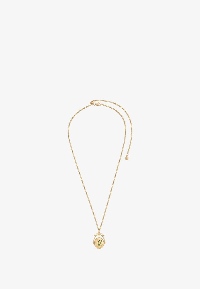 Zelta ķēdes kaklarota ar ovālu piekariņu, kurā ir zaļš akcenta elements un dekoratīvi aksesuāri. Ķēdei ir asti samontēta aizdare.