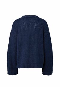 Pull en grosse maille bleu marine avec manches longues et ourlet côtelé, montré de dos sur fond blanc.