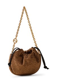 Bolso de cuero sintético marrón texturizado con parte superior fruncida, cordón negro y cadena dorada. Charms redondeado con un detalle de círculo abierto.