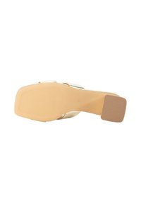 Suela de sandalia de tacón alto beige con una superficie texturizada, que presenta un tacón cuadrado y bordes suaves para mayor estabilidad y agarre.