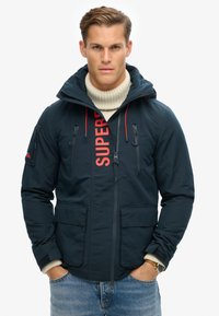 Superdry & Co ULTIMATE SD CHEATER - Giacca da mezza stagione - eclipse navy bold orange