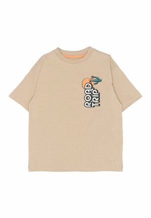 Beige katoenen T-shirt met korte mouwen. Voorzijde voorzien van de tekst "ROAD TRIP" en een afbeelding van een cactus en de zon. Simpel en casual ontwerp.