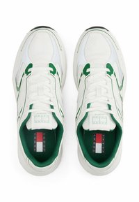 Sneakers bianchi con accenti verdi, tomaia in rete e sintetico, punta tonda, tessuto texturizzato e dettaglio del logo sulla linguetta e sulla soletta.