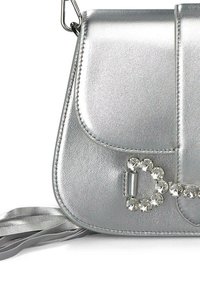 Borsa a mano metallica argento con una texture liscia, chiusura a pattina e un accento circolare di strass. Include una tracolla removibile.