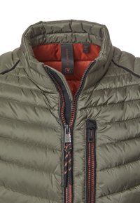 Pikowana oliwkowozielona kurtka z wysokim kołnierzem, czarnym zamkiem błyskawicznym i czerwonymi akcentami. Charakteryzuje się gładką, błyszczącą teksturą oraz wewnętrzną czerwoną podszewką.