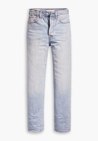 Jean bleu clair taille haute, coupe droite, avec braguette à boutons et poches devant et derrière, présenté sur fond blanc.