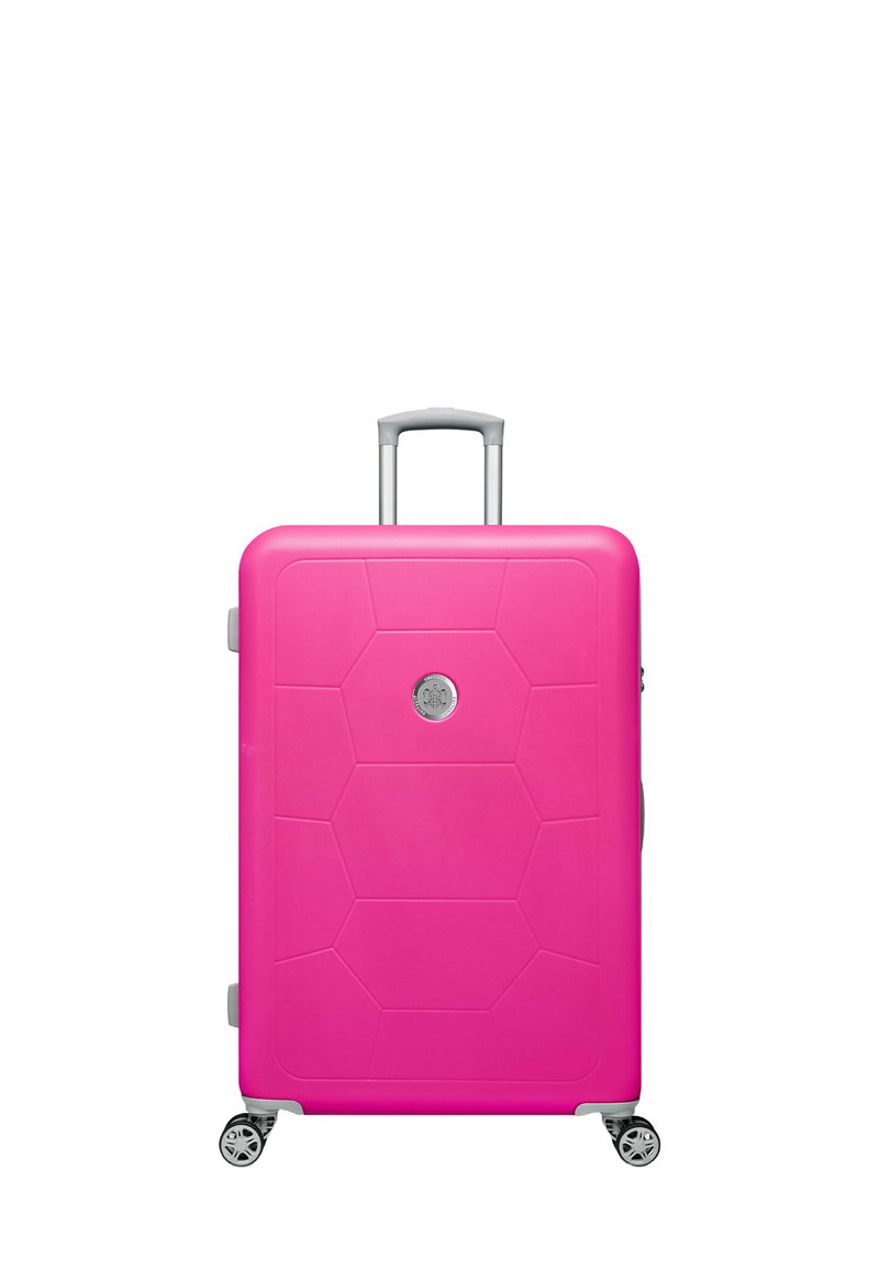 Harde roze koffer met hexagonaal patroon, uittrekbare zilveren handgreep en vier wielen voor mobiliteit. Voorzien van logo aan de voorkant.