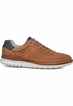 Zapatilla de cuero marrón con acentos grises, que presenta una puntera redondeada, diseño de cordones, suela de goma blanca y detalles de costura visibles.