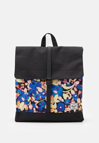 Sac à dos avec un motif floral en bleu, rose et jaune sur la moitié inférieure ; rabat noir avec fermeture à clip ; accents noirs.