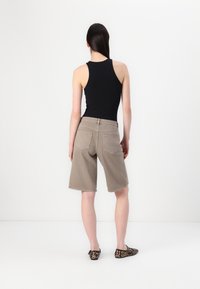 ONLY ONLSILLA LONG - Džinsiniai šortai - taupe gray