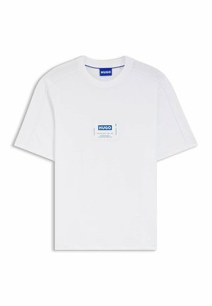 Witte T-shirt met korte mouwen, een ronde hals en een blauw rechthoekig patch met het "HUGO" logo, gecentreerd op de borst.